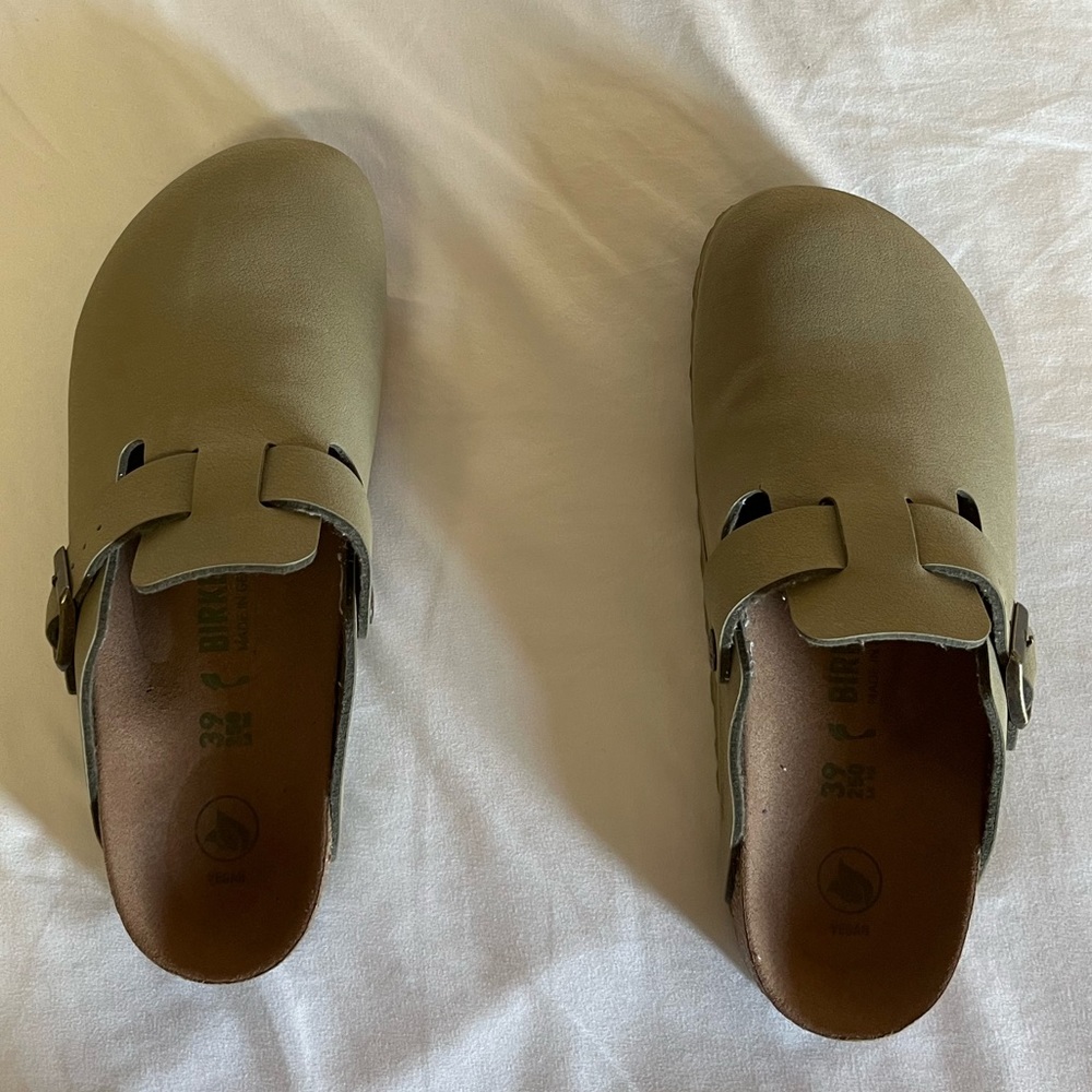 Birkenstock Boston Clogs in size 39 in Khaki